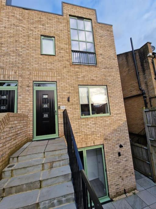 Stunning Newbuilt 3 Bed House Sleeps 9 Villa Edmonton Exterior photo